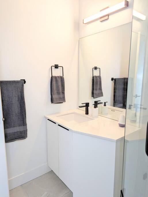 Centrally Located, Modern, 2 Bedroom Home Βανκούβερ Εξωτερικό φωτογραφία