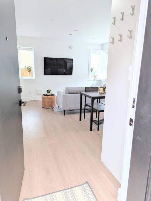 Centrally Located, Modern, 2 Bedroom Home Βανκούβερ Εξωτερικό φωτογραφία